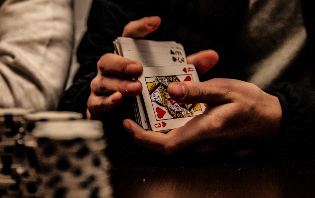 Kartu raja poker di atas meja hijau