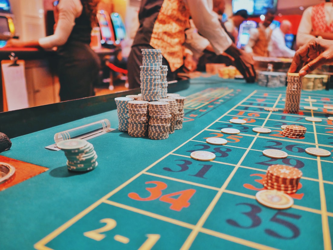 Barisan mesin slot di lantai kasino