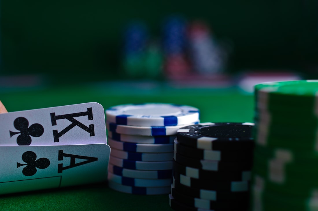 Susunan kartu remi dan keping poker di atas meja