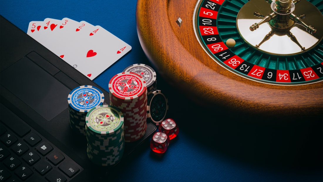 Roda roulette dan tumpukan keping kasino