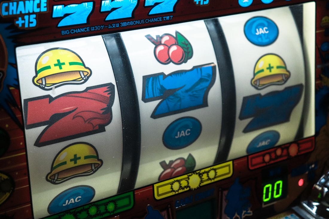 Layar mesin slot menampilkan angka tujuh
